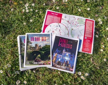 UNE SECONDE VIE POUR LES BROCHURES TOURISTIQUES DE BOURGES BERRY TOURISME
